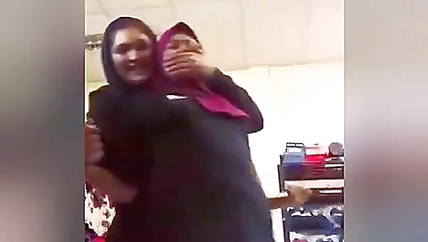 Hijab Girl Handgag Hijab Girl Handgag